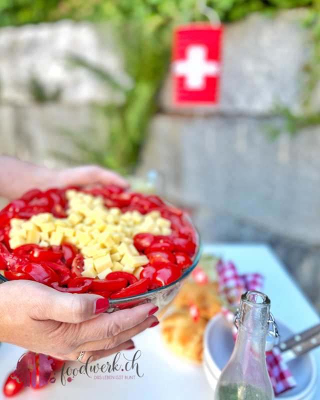 Ghackets und Hörnli Schichtsalat 3 Schichtsalat à la Ghackets und Hörnli wird serviert