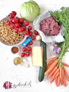 Ghackets und Hörnli Schichtsalat 5 Regionale Zutaten für den Ghackets und Hörnli Schichtsalat