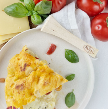 Gefülltes und grilliertes Focaccia mit Tomaten und Käse von Raclette Suisse