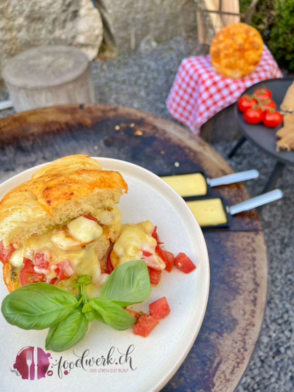 Fociacca vom Grill mit Raclette Suisse und Tomaten