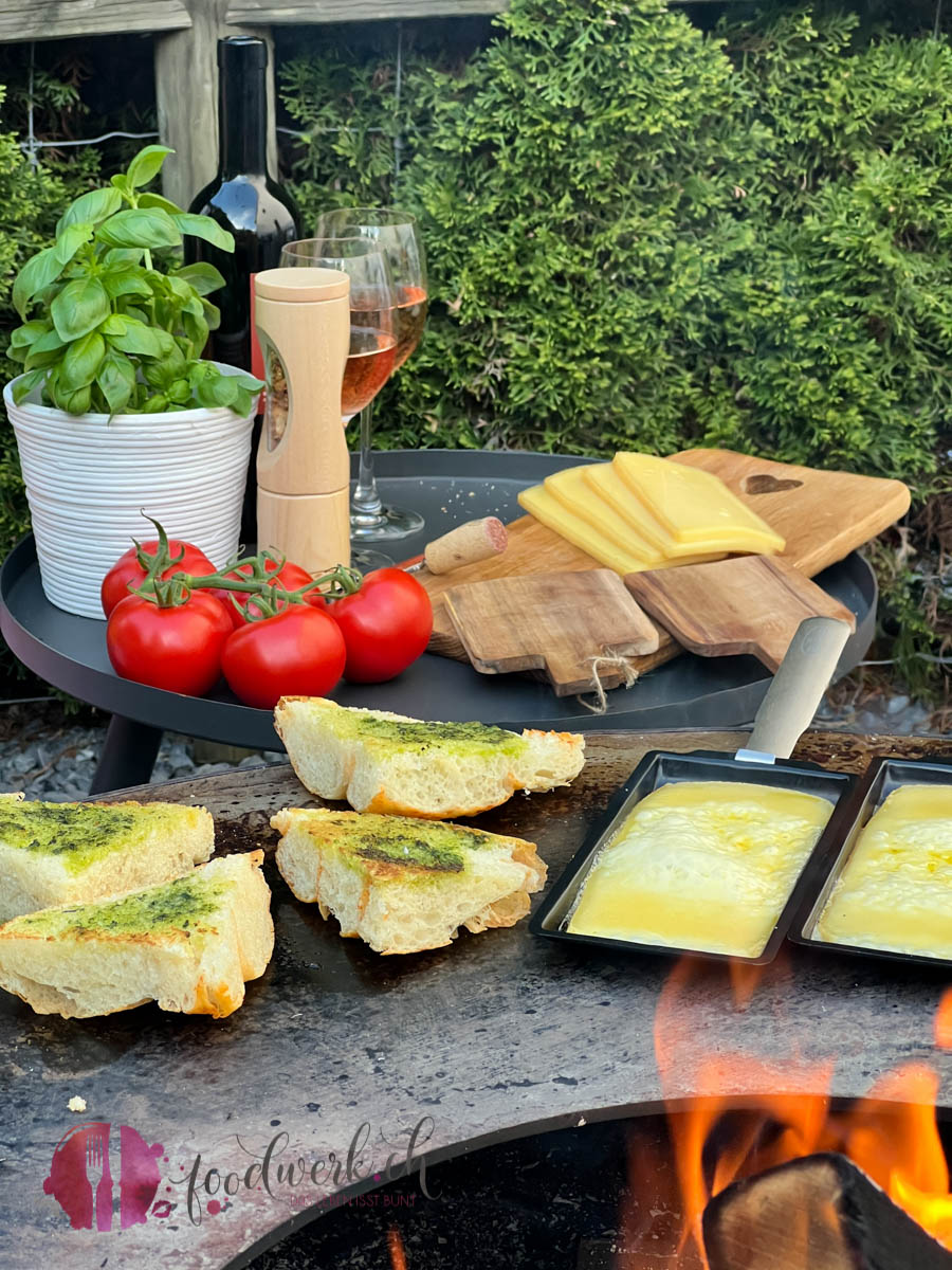 Fociacca auf dem Grill mit Raclette Suisse