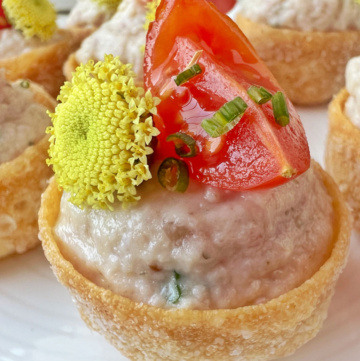 Schinkenmousse mit Tomate und Olivenkraut Blüte