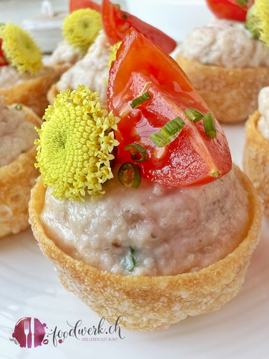 Schinkenmousse mit Tomate und Olivenkraut Blüte