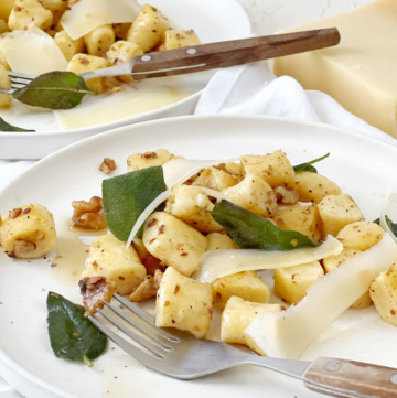 Posrtion Ricotta Gnocchi mit Salbei und Huile de Noix Vaudoise AOP