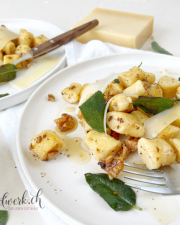 Ricotta Gnocchi mit Baumnussöl und Salbei