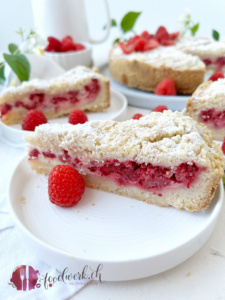 Ein Stück Himbeertarte mit Quark und Streusel