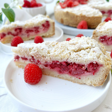 Ein Stück Himbeertarte mit Quark und Streusel