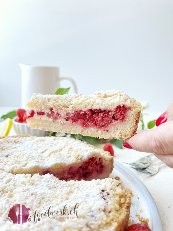 Saftiger Himbeeren Kuchen mit Streuseln und Quark