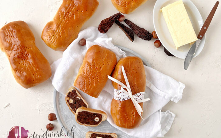 Brinenbrot mit Butter und Haselnüssen