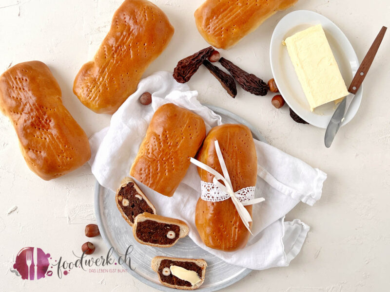 Brinenbrot mit Butter und Haselnüssen