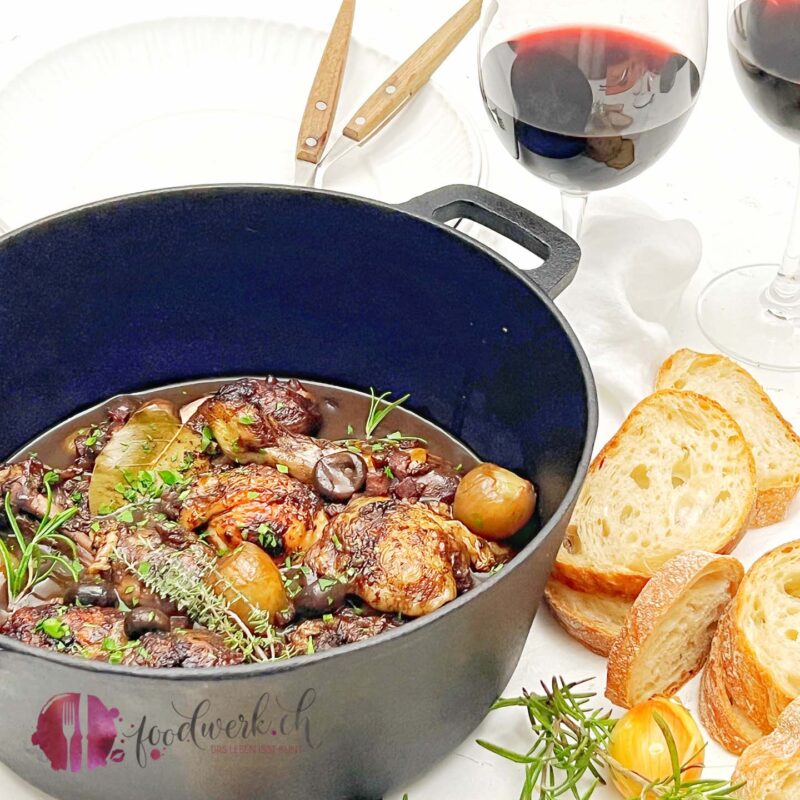 coque au vin mit Rotwein und Baguette