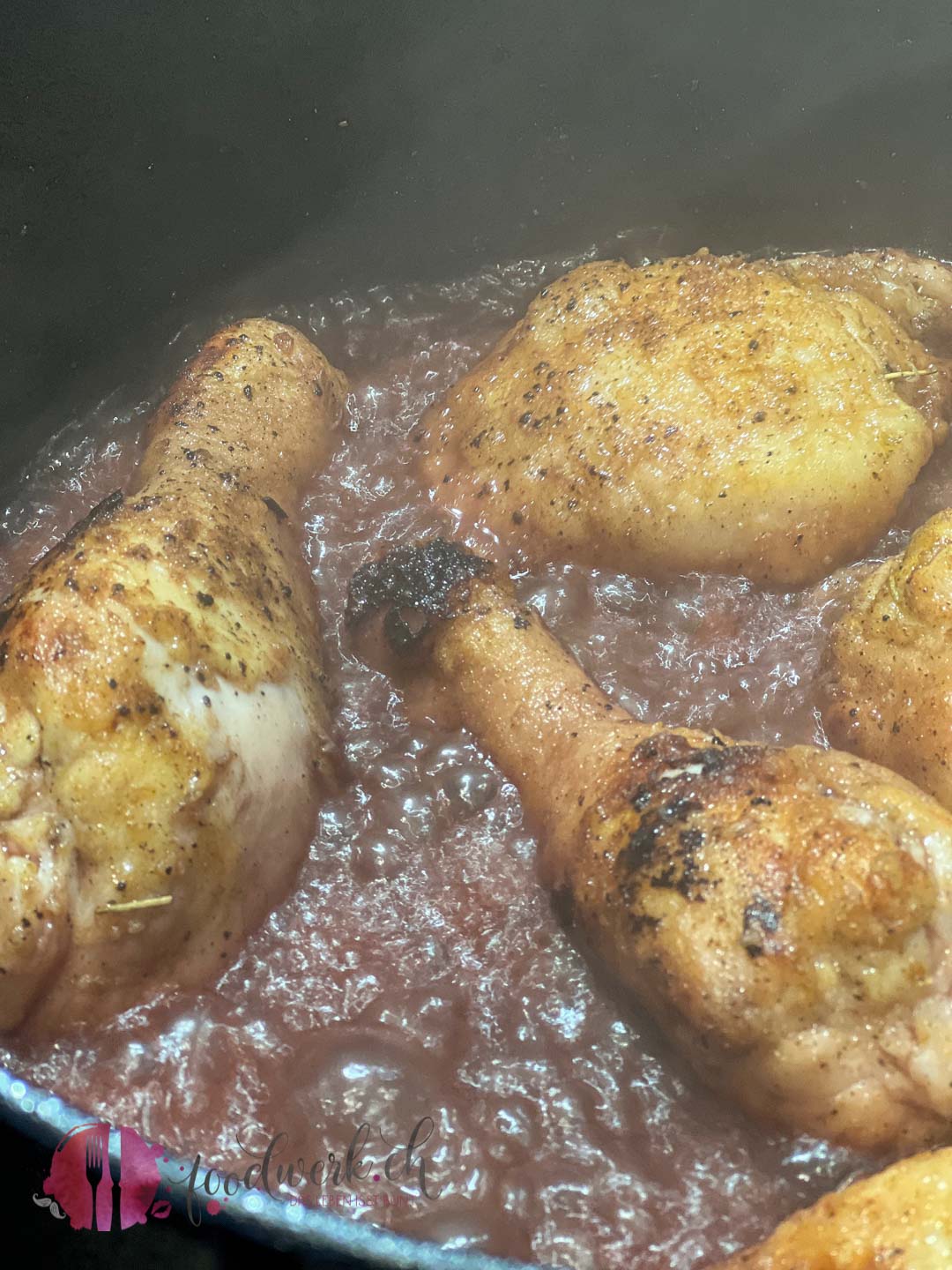 MIt Rotwein ablöschen und einkochen lassen