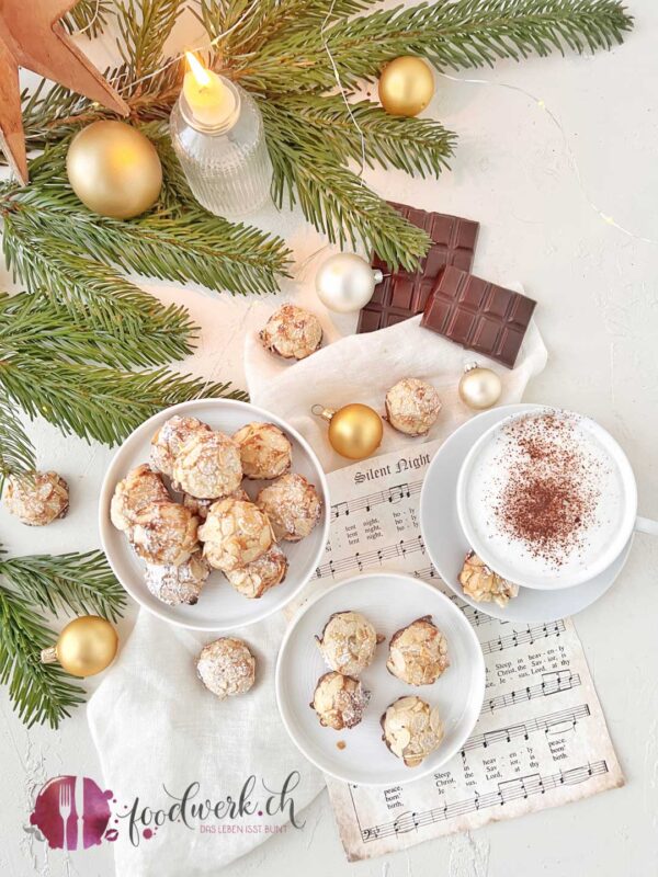 Marzipan Güpfi mit Weihnachtsdeko und Notenblatt