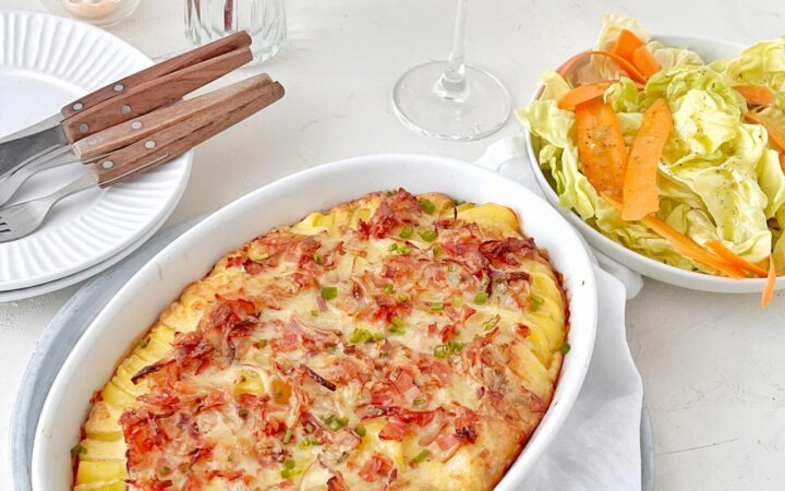 Kartoffel Lorraine Auflauf mit Salat und Vacherin Fribourgeois AOP