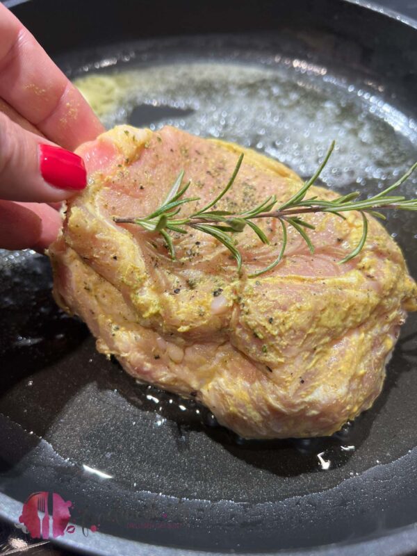 Kalbssteak in dei Pfanne geben