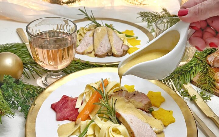 Sauce auf Kalbssteak giessen