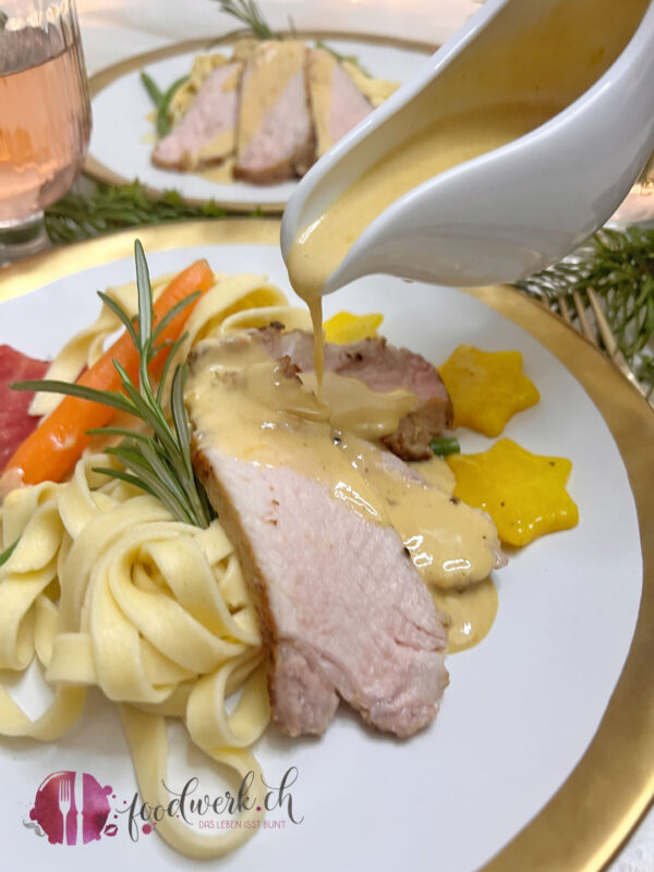 Gin Sauce auf Kalbsteak geben