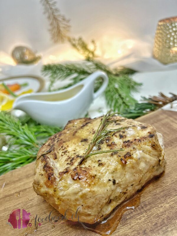 Kalbssteak angebraten auf Holzbrett