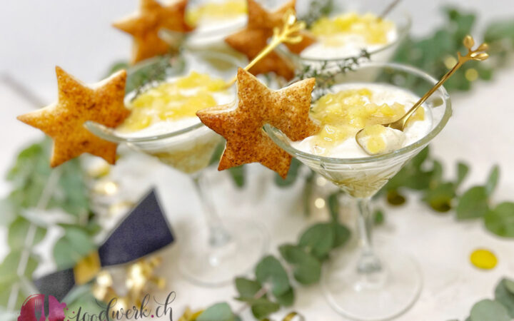SIlvester Dessert im Glas, leichte Joghurtcreme mit Apfel und Knusperstern