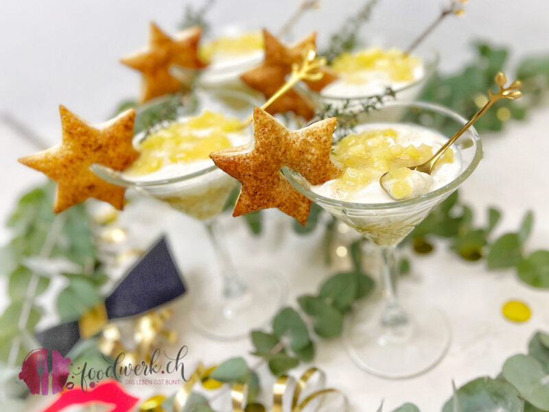 SIlvester Dessert im Glas, leichte Joghurtcreme mit Apfel und Knusperstern