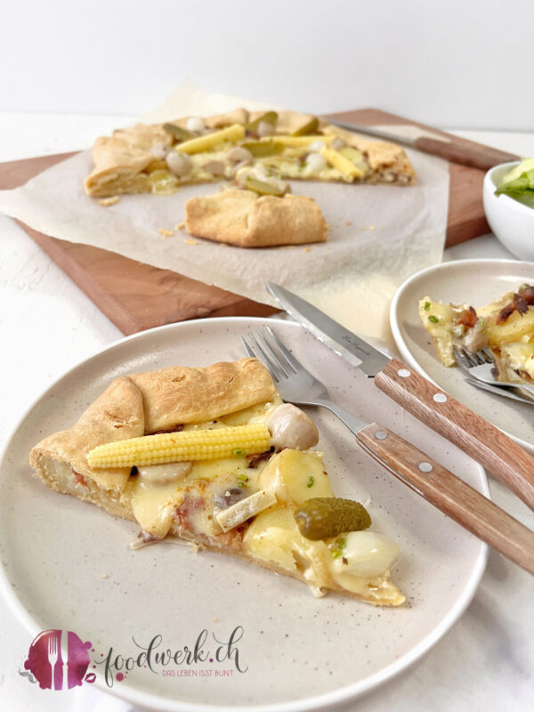 Ein Stück Raclette Galette mit Raclette Suisse