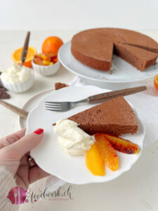 Ein Stueck Schokoladen Sauerrahm Kuchen mit Orangen