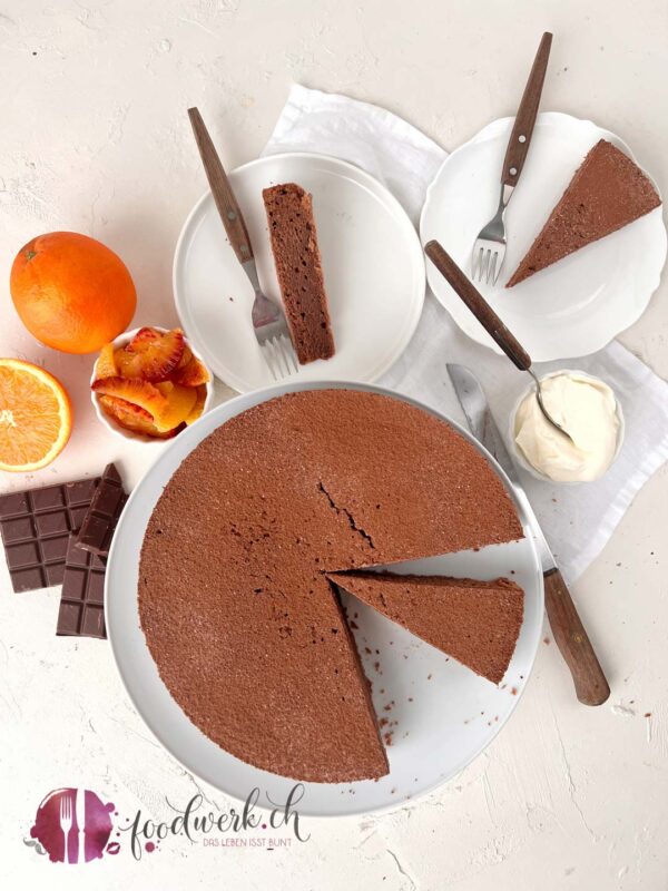 Kuchen mit Schokolade und Sauerrahm und Orangen