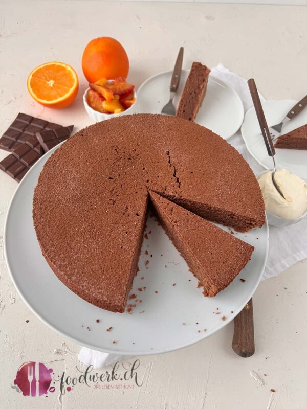 Sauerrahm-Schokoladen Kuchen mit Orangen