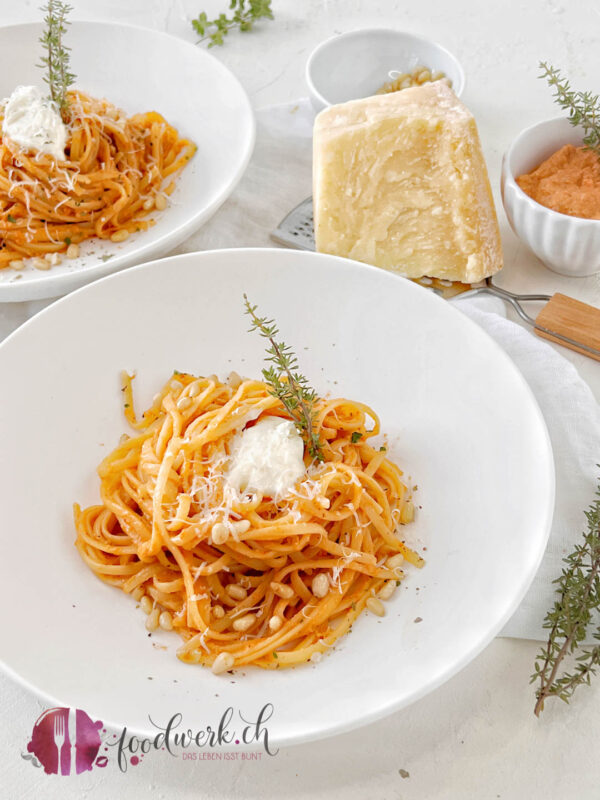 Pasta al Gusto mit Sauce und Parmesan