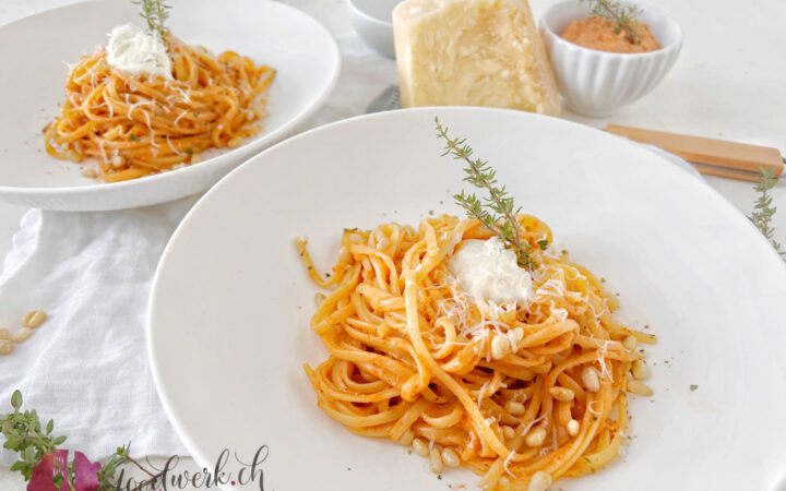 Zwei Teller mit Pasta al Gusto Blitzrezept, Pinienkernen und Parmesan