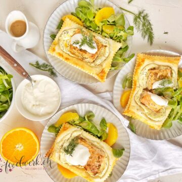 Frischer Lachs mit Zitronenpfeffer mariniert, auf Frischkäse und Blätterteig gebacken mit Nüsslisalat und Orangen