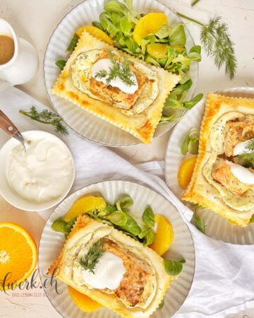 Frischer Lachs mit Zitronenpfeffer mariniert, auf Frischkäse und Blätterteig gebacken mit Nüsslisalat und Orangen