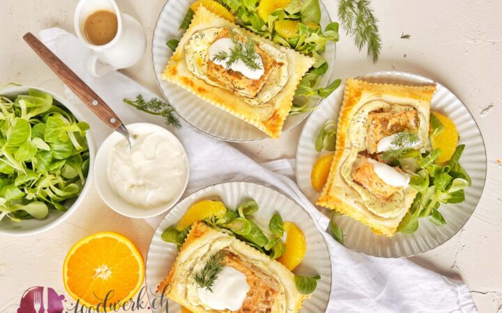 Frischer Lachs mit Zitronenpfeffer mariniert, auf Frischkäse und Blätterteig gebacken mit Nüsslisalat und Orangen