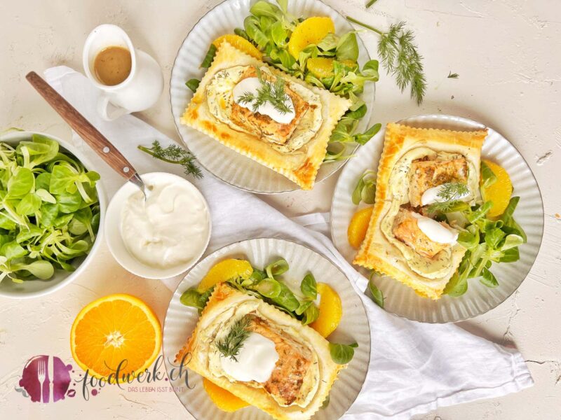 Frischer Lachs mit Zitronenpfeffer mariniert, auf Frischkäse und Blätterteig gebacken mit Nüsslisalat und Orangen