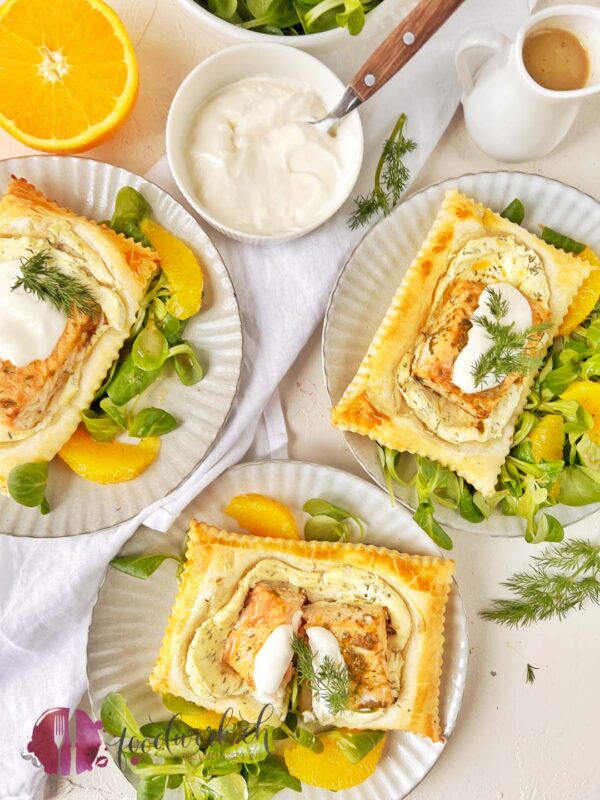 Lachs auf Frischkäse undBlätterteig gebacken mit Nüsslisalat und Orangenfilets