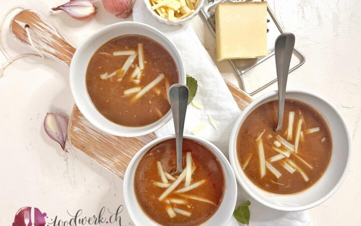 Mehlsuppe in Schalen mit Käse