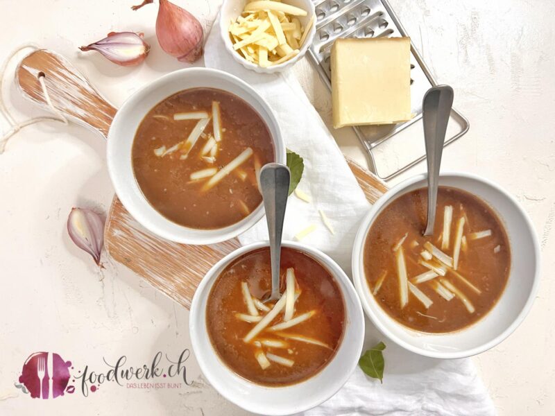 Mehlsuppe in Schalen mit Käse