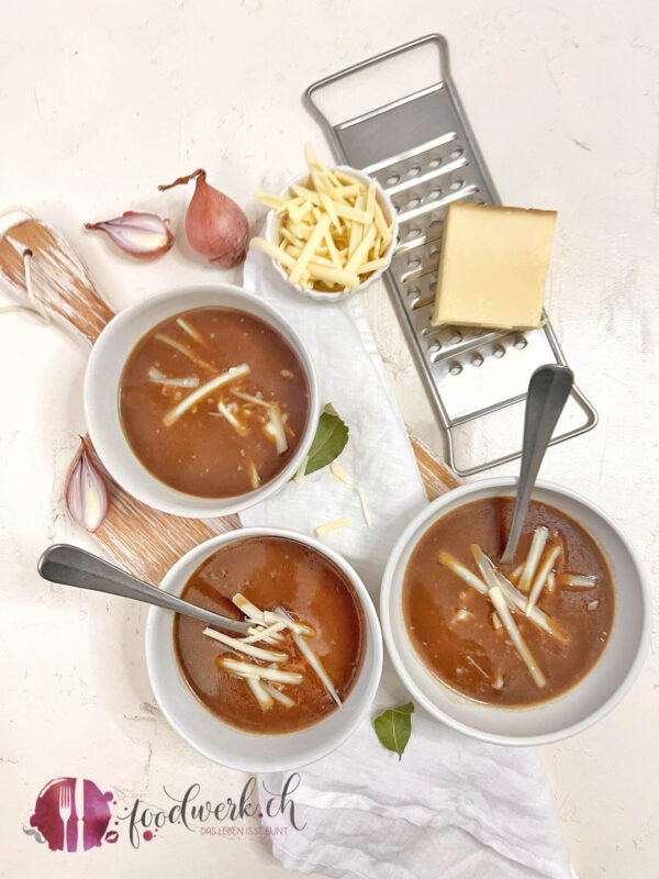 Mehlsuppe mit Käse in Schale