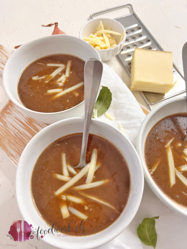 Mehlsuppe in SUppenschal emit geraffeltem Käse