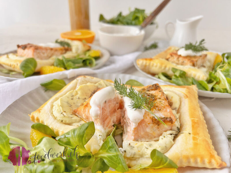 Portion Lachs auf Blätteretig mit Salat