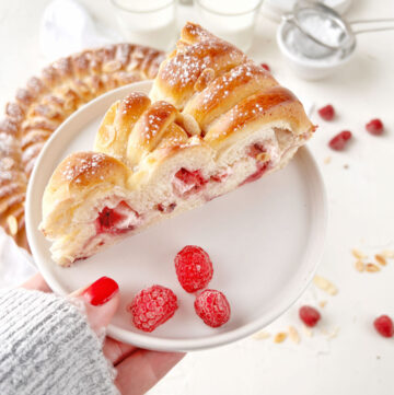 luftige himbeer brioche mit hand auf teller