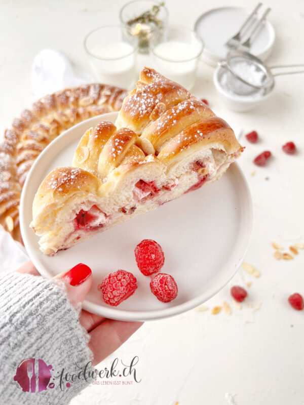 luftige himbeer brioche mit hand auf teller