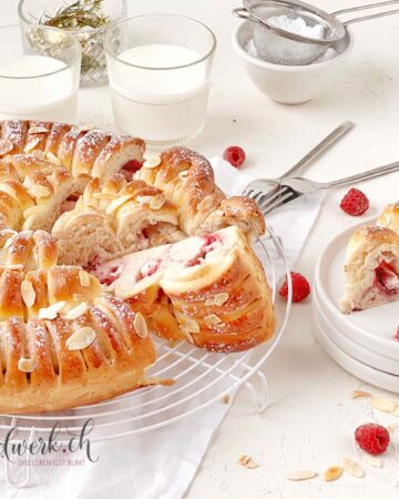 luftige himbeer brioche mit puderzucker