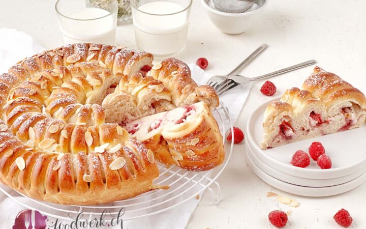 luftige himbeer brioche mit puderzucker