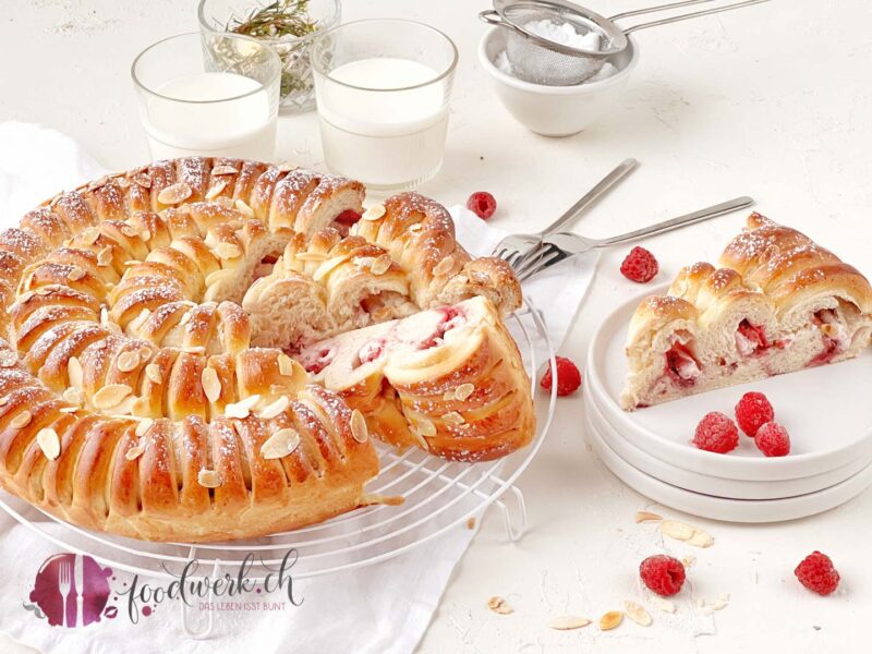 luftige himbeer brioche mit puderzucker