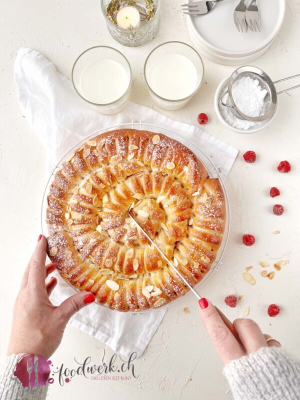 luftige himbeer brioche wird angeschnitten