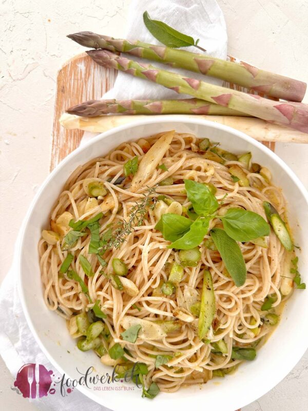 Frühlings Spargel Spaghetti Carbonara Art in weisser Schüssel