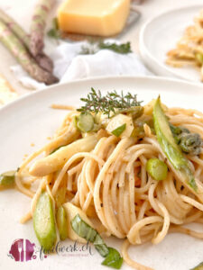 Spargel Spaghetti Carbonara Art auf einem weissen Teller