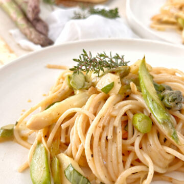 Spargel Spaghetti Carbonara Art auf einem weissen Teller