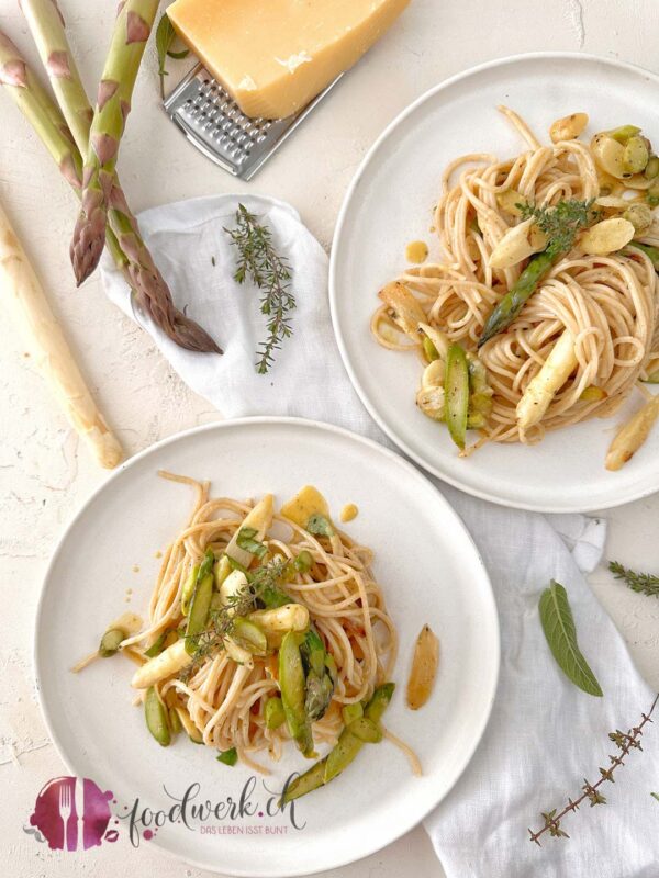 Spargel Spaghetti Carbonara Art auf zwei weissen Tellern